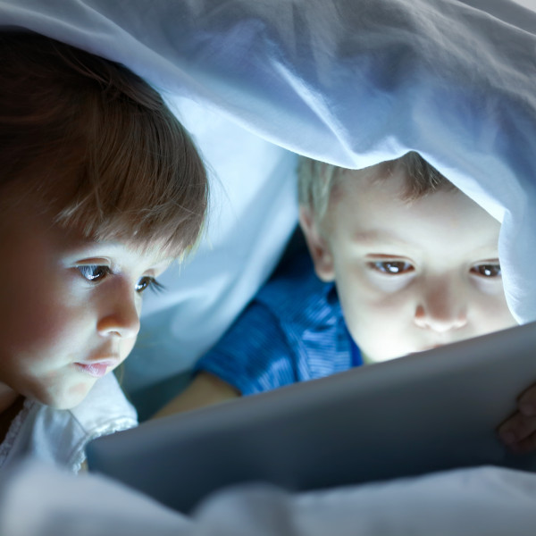 Telewizja, telefon, tablet. Od jakiego wieku i ile czasu dziennie?