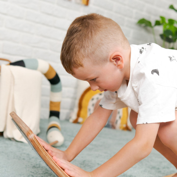 deska balansowa ćwiczenia dziecko