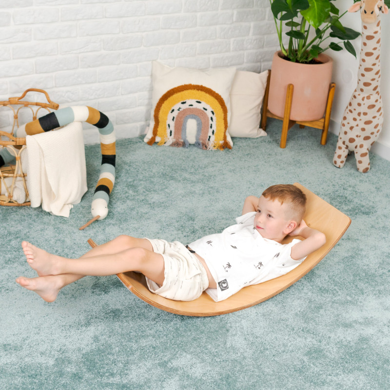 Deska balansująca rozwija zdolność utrzymywania równowagi i umiejętności motoryczne