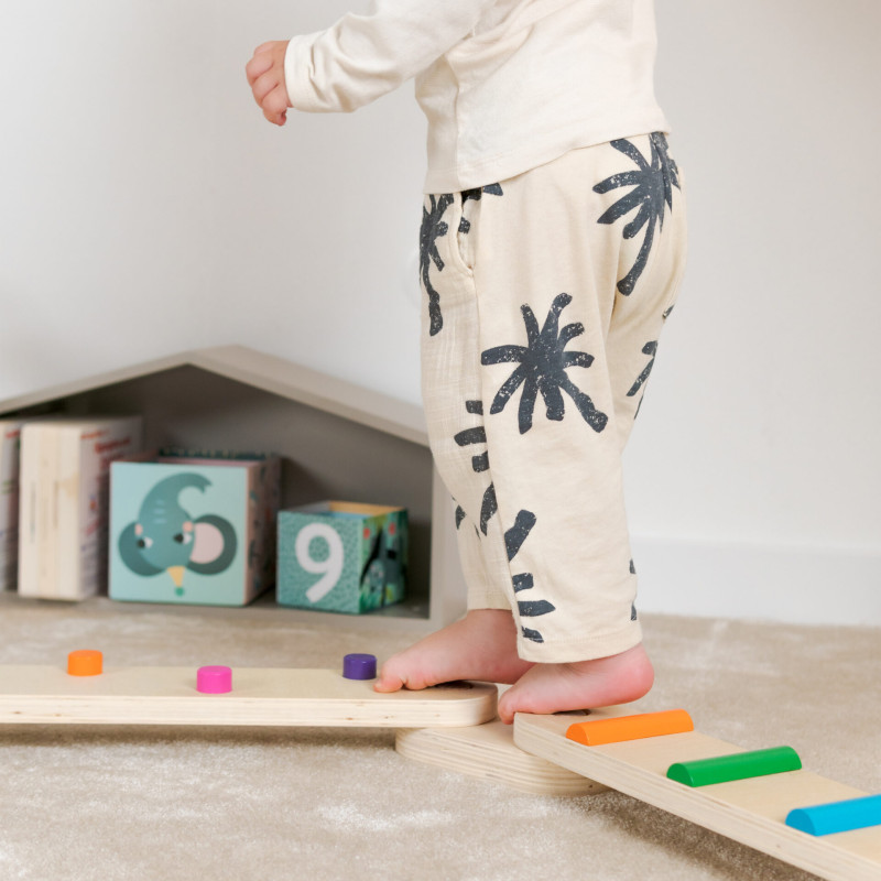 Montessoriańskie belki balansujące wspierają rozwój motoryki dużej