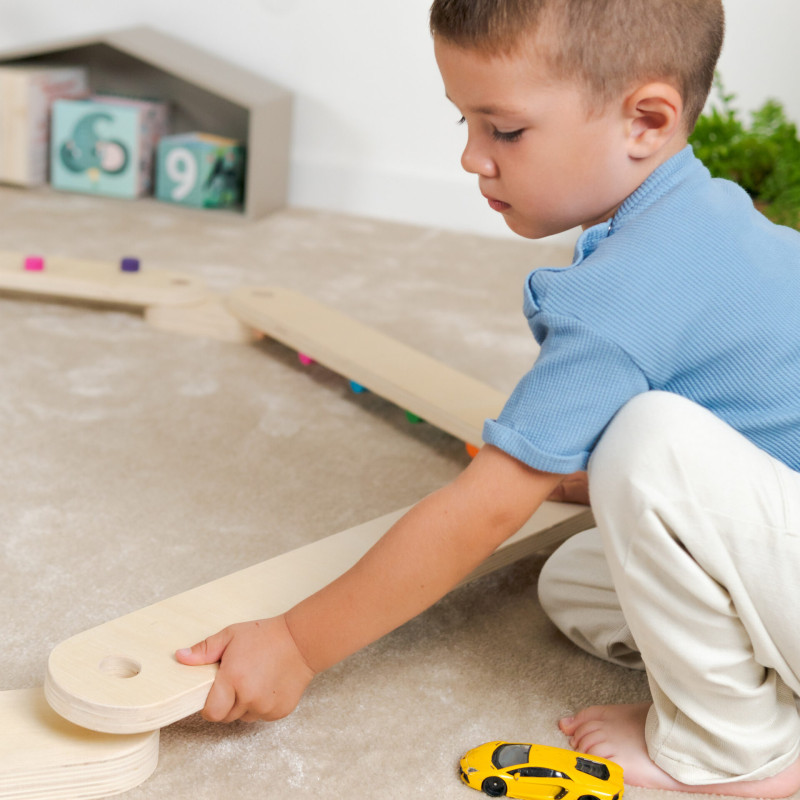 Montessoriańskie belki balansujące wspierają rozwój motoryki dużej