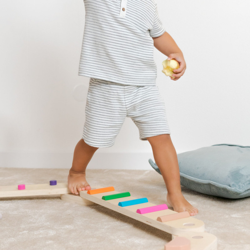 Montessoriańskie belki balansujące wspierają rozwój motoryki dużej