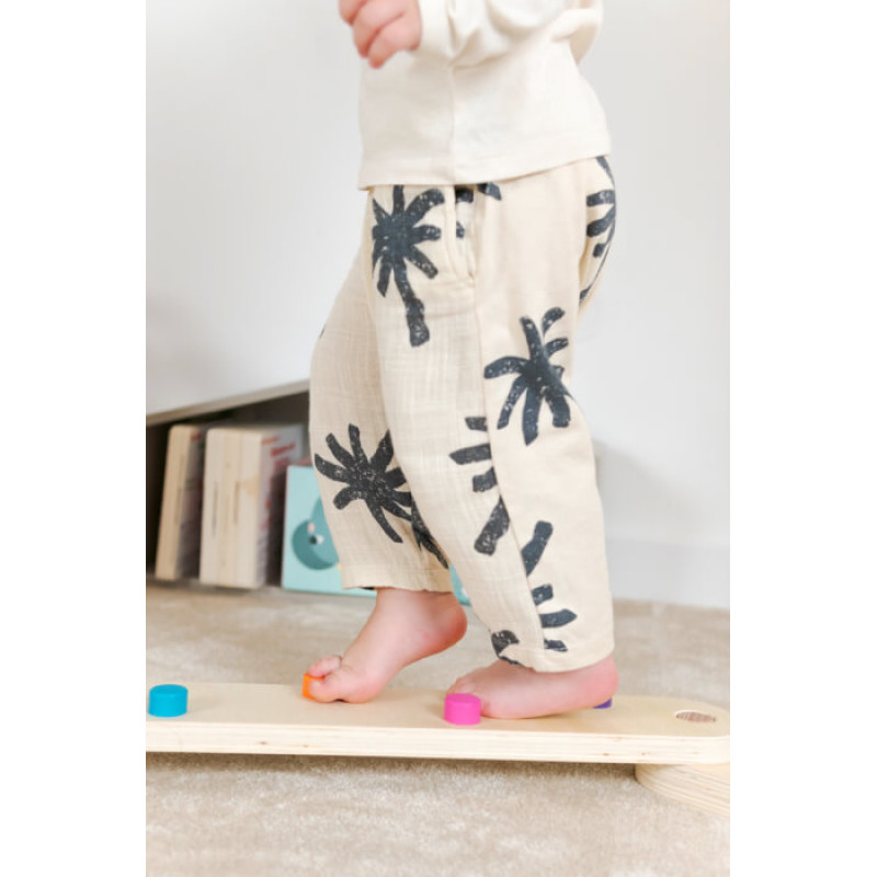 Montessoriańskie belki balansujące wspierają rozwój motoryki dużej