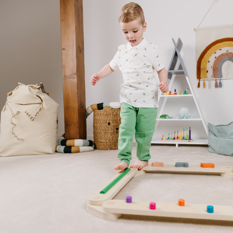 Montessoriańskie belki balansujące wspierają rozwój motoryki dużej