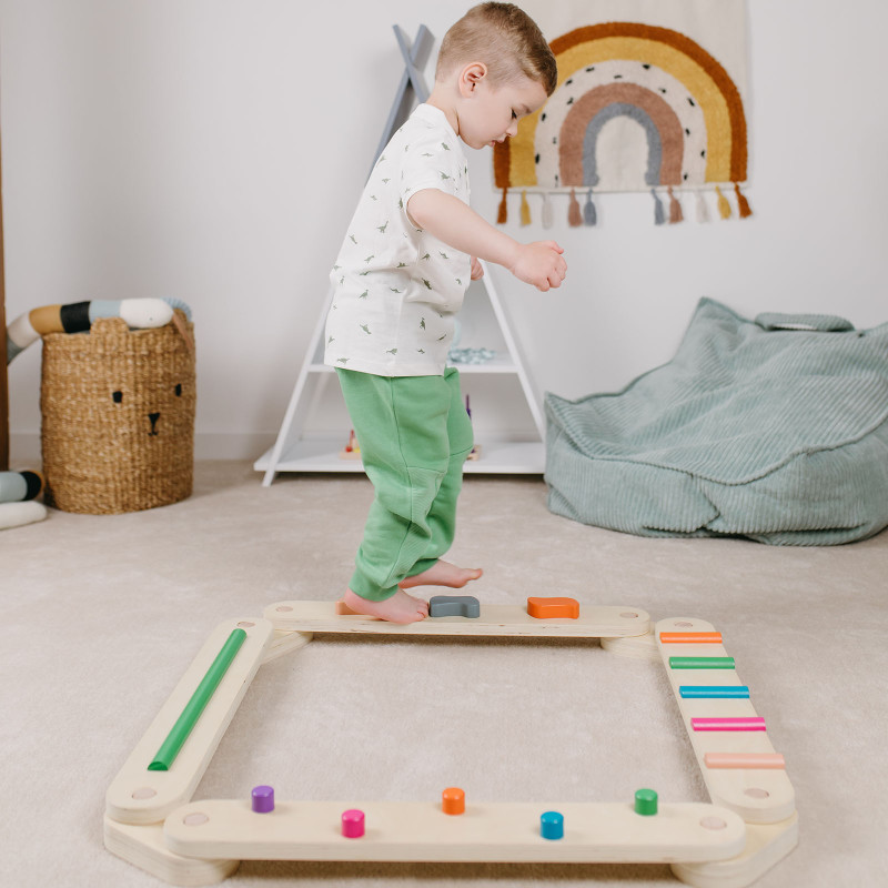 Montessoriańskie belki balansujące wspierają rozwój motoryki dużej