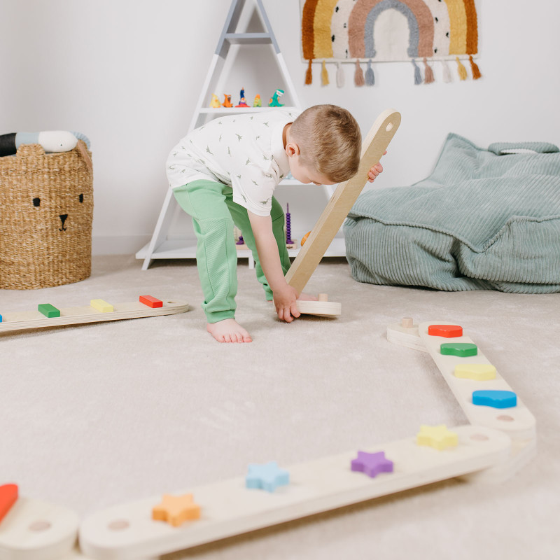 Montessoriańskie belki balansujące wspierają rozwój motoryki dużej