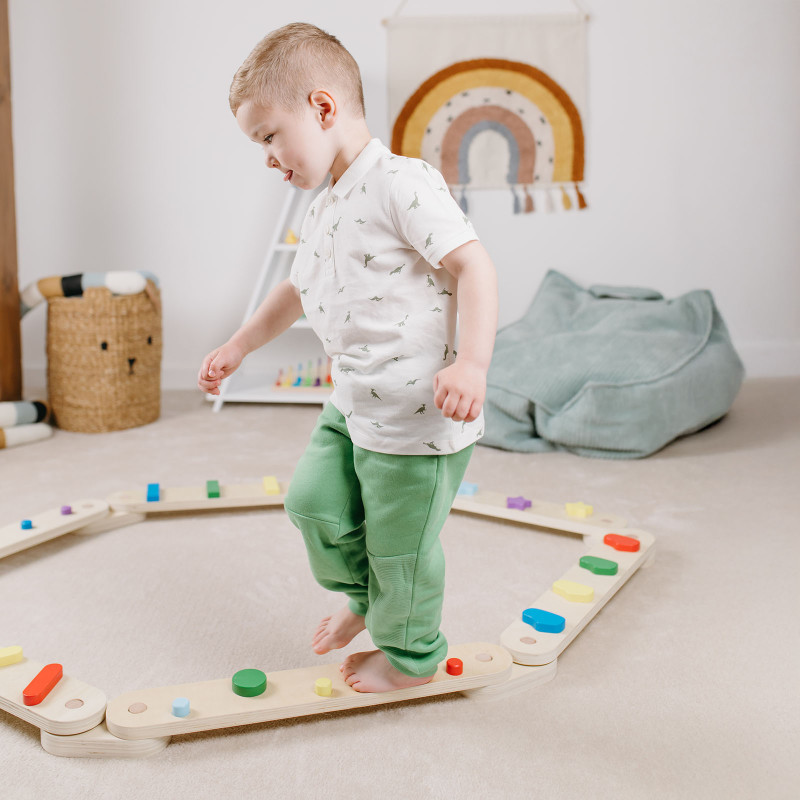 Montessoriańskie belki balansujące wspierają rozwój motoryki dużej