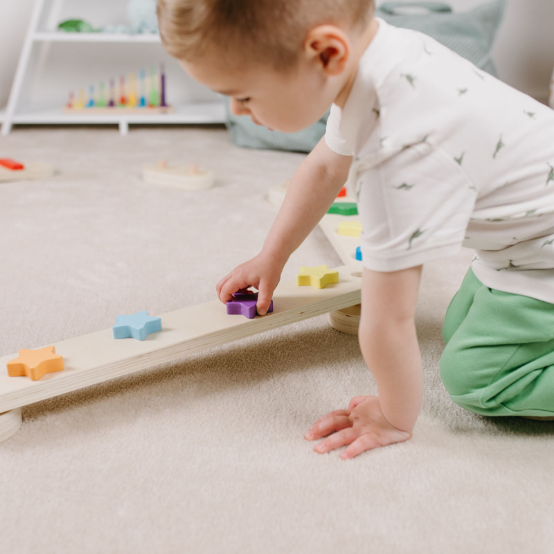 Montessoriańskie belki balansujące wspierają rozwój motoryki dużej