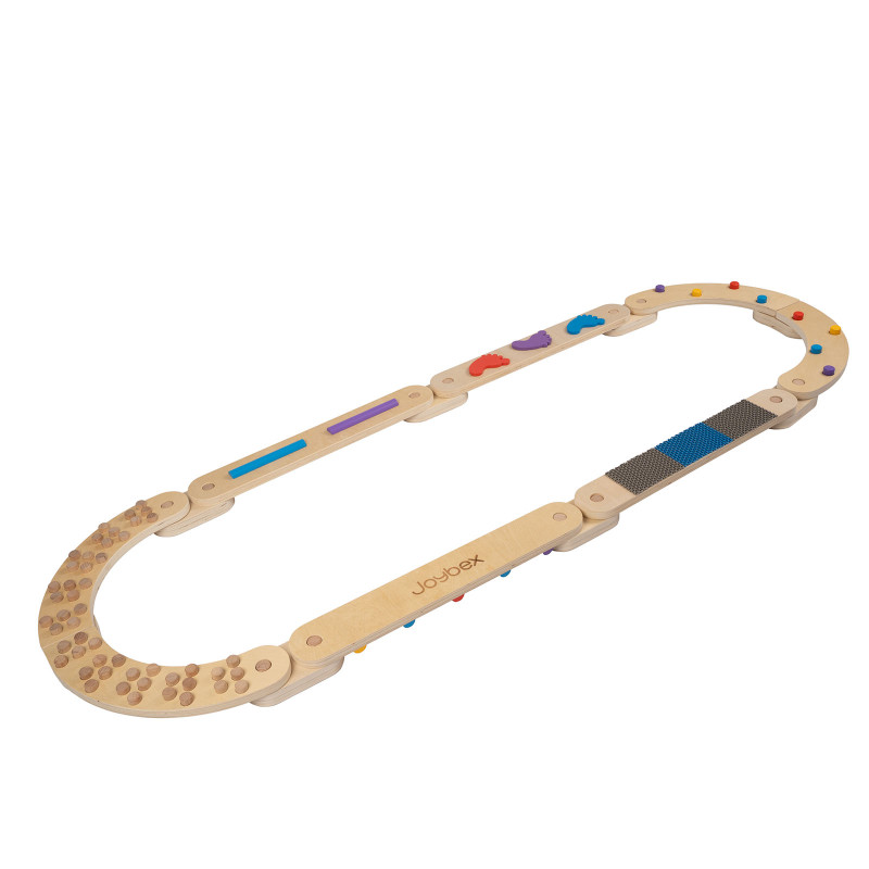 Montessoriańskie belki balansujące wspierają rozwój motoryki dużej