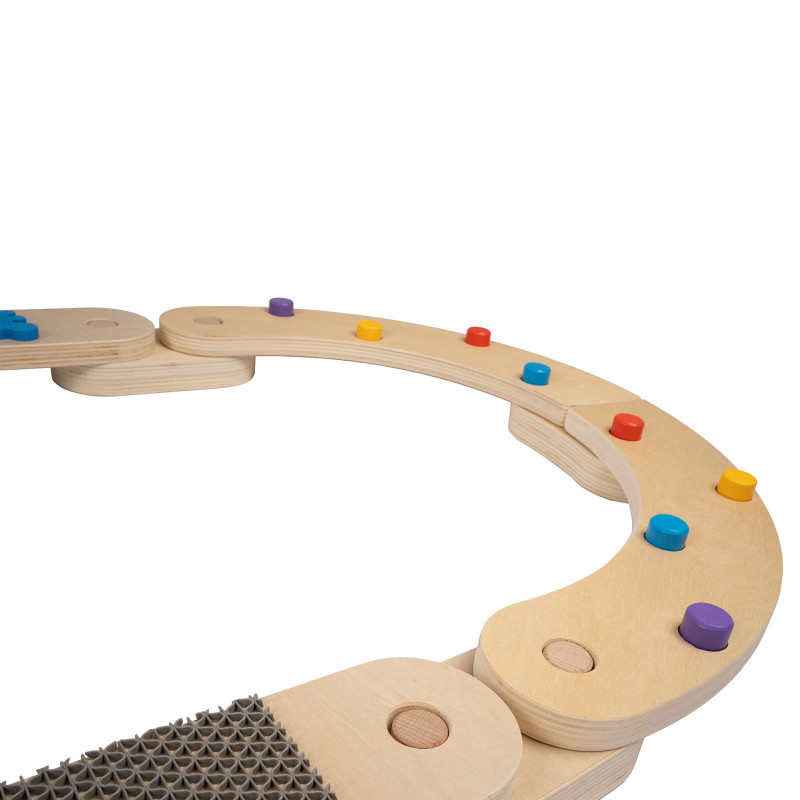 Montessoriańskie belki balansujące wspierają rozwój motoryki dużej