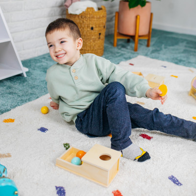 Długie pudełko Montessori z kulką