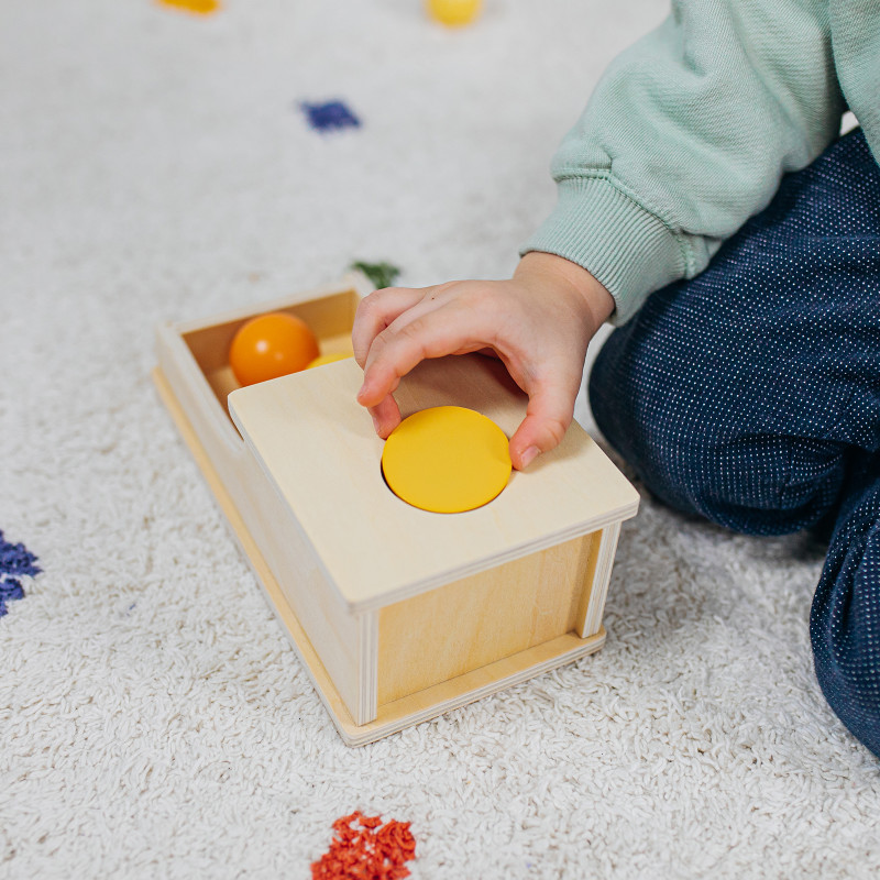 Długie pudełko Montessori z kulką