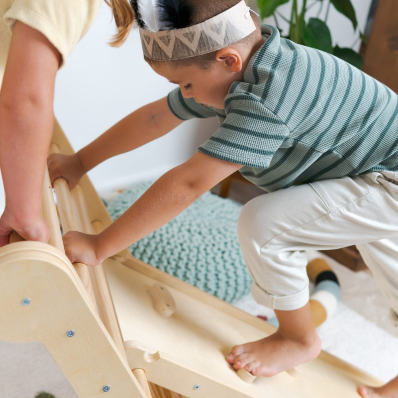 Deska jest gładka z jednej strony, może służyć jako zjeżdżalnia