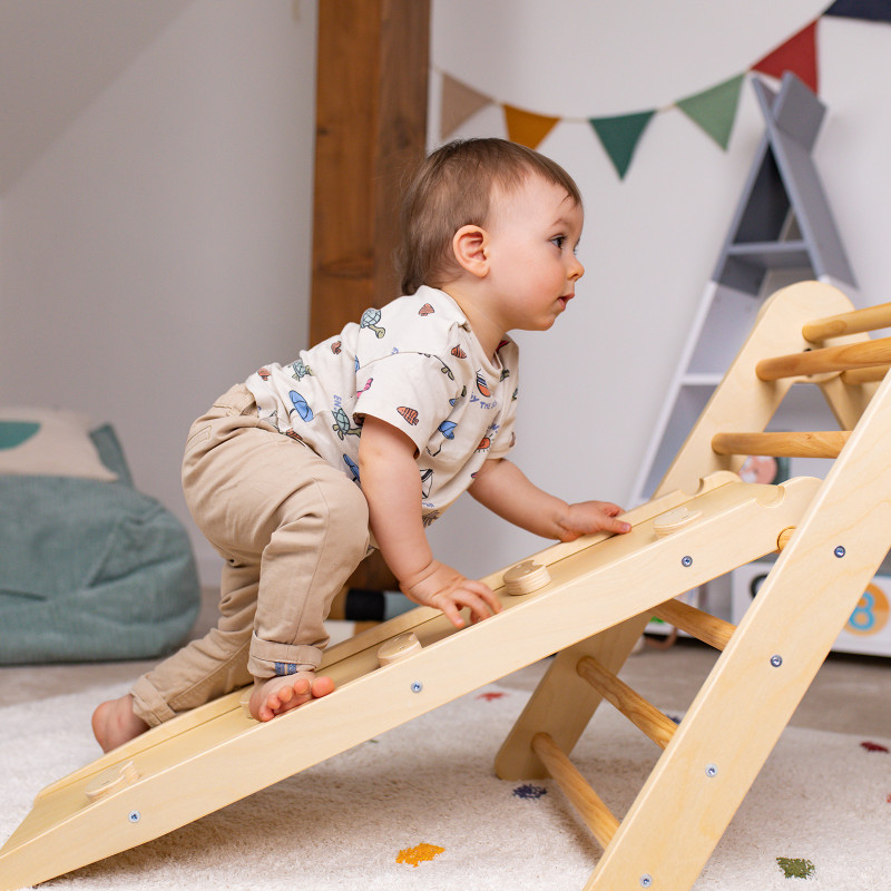 Deska jest gładka z jednej strony, może służyć jako zjeżdżalnia