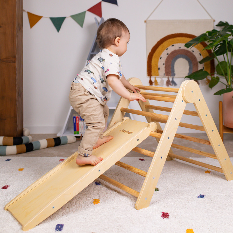 Deska jest gładka z jednej strony, może służyć jako zjeżdżalnia