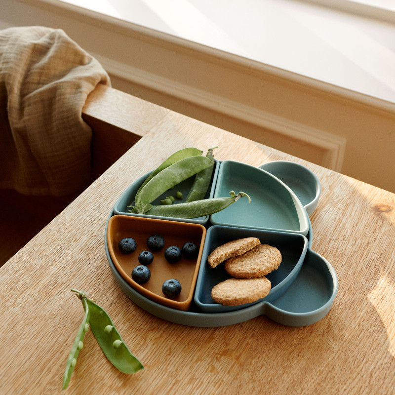 LIEWOOD silikonowy talerzyk z przegródkami Miś Blue Fog