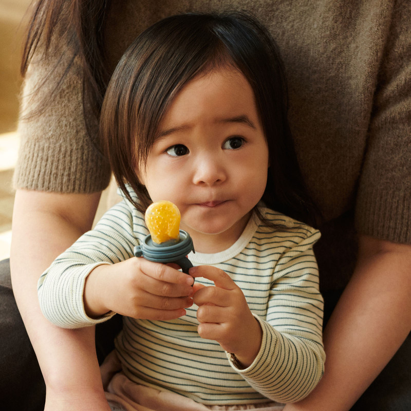 LIEWOOD gryzak do podawania pokarmu Miranda Whale Blue Dove Blue