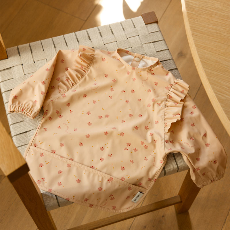 LIEWOOD śliniak z rękawami Merle Ruffle Mini Butterfly / Apple blossom