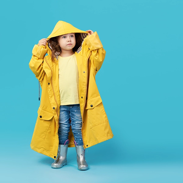 dziecko w żółtym płaszczu przeciwdeszczowym