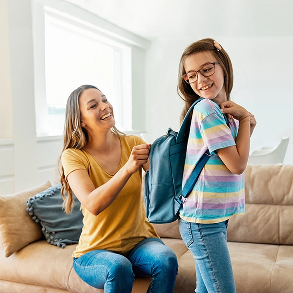 mama przygotowuje dziecko do szkoły