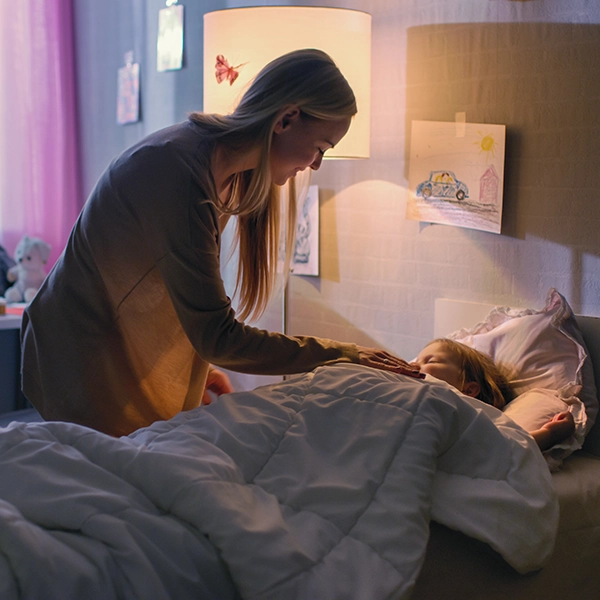 mama kładzie dziecko do łóżka