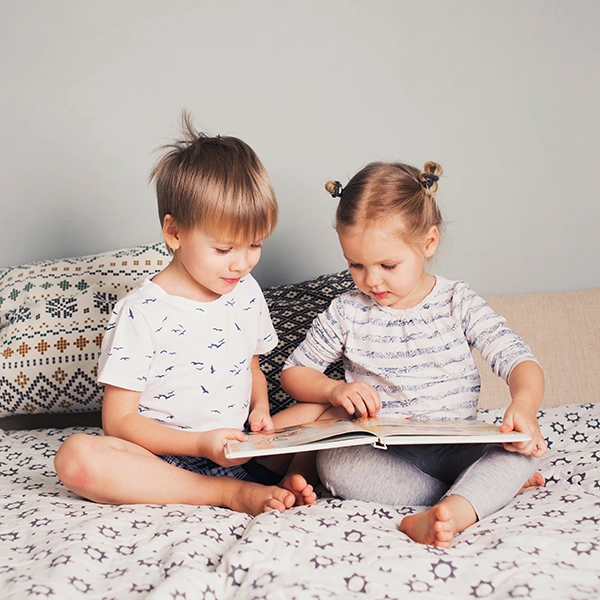 dzieci czytają książkę