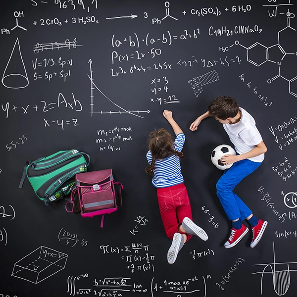 dzieci rysujące kredą na tablicy