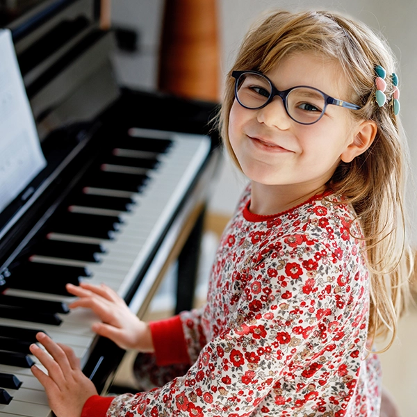 Dziewczynka gra na pianinie