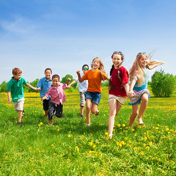 dzieci bawiące się na łące na zewnątrz