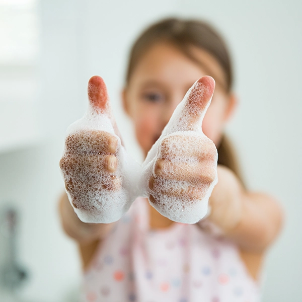 dziewczynka myje ręce z pianą