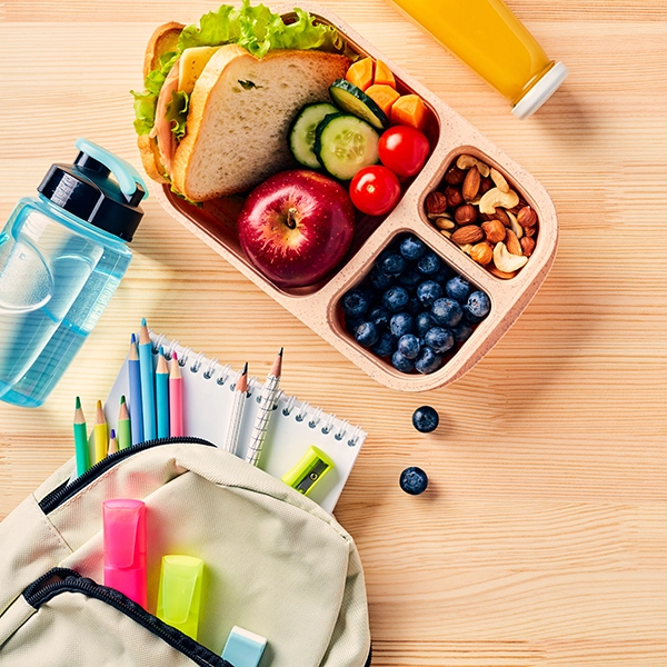 pożywne drugie śniadanie na stole przy szkolnych przyborach