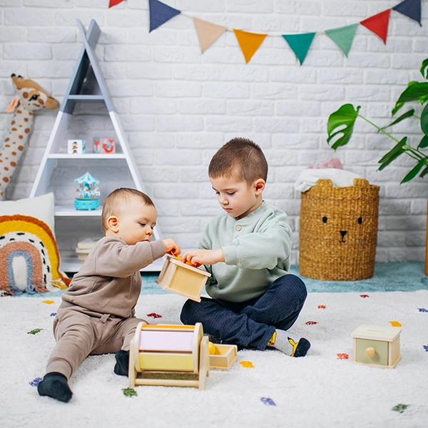 Dzieci bawią się z pomocami Montessori Joybex