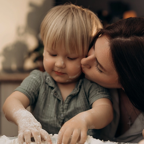 Mama całuje swoje dziecko podczas cichej aktywności
