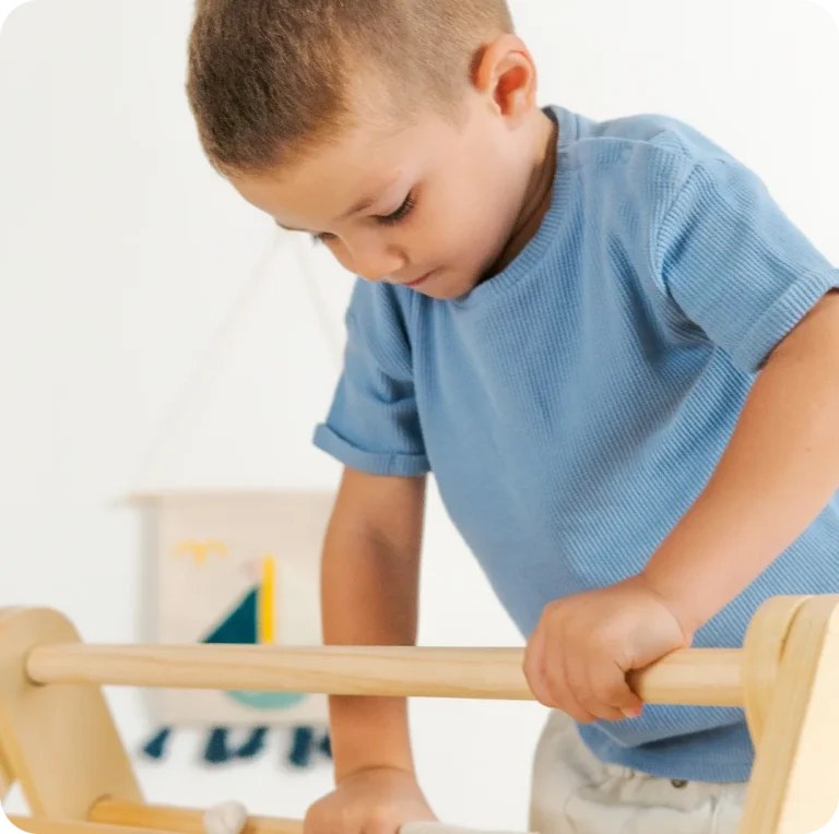 O nas – zdjęcie chłopca na drabince