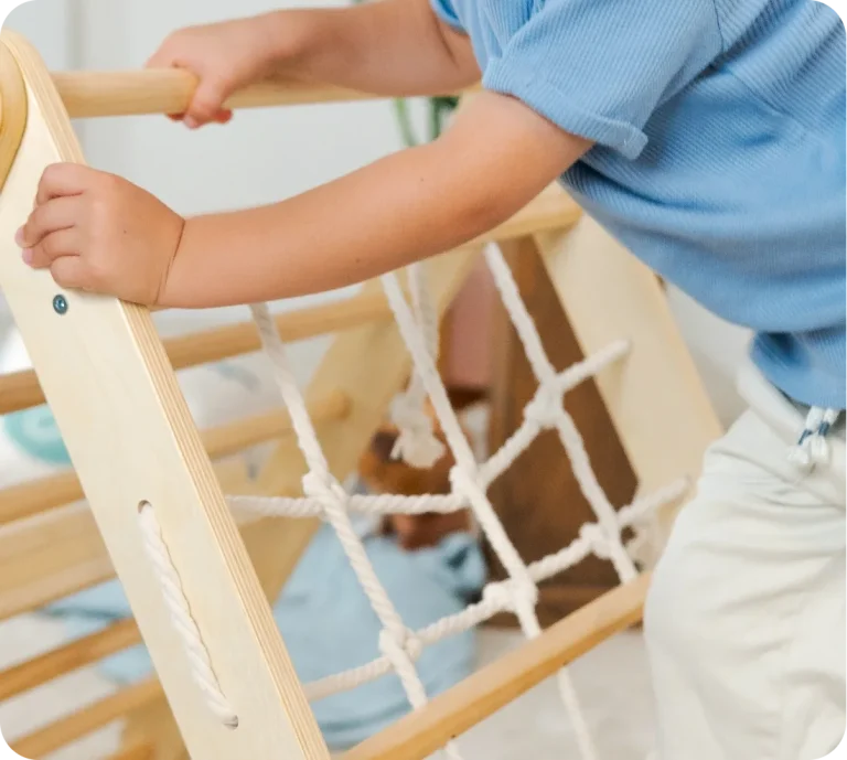 O nas – zdjęcie chłopca na drabince Piklera