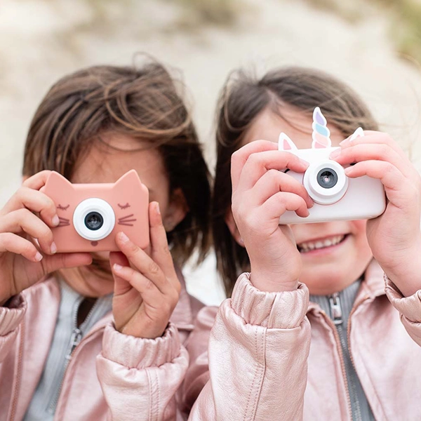 dzieci z aparatem w ręku