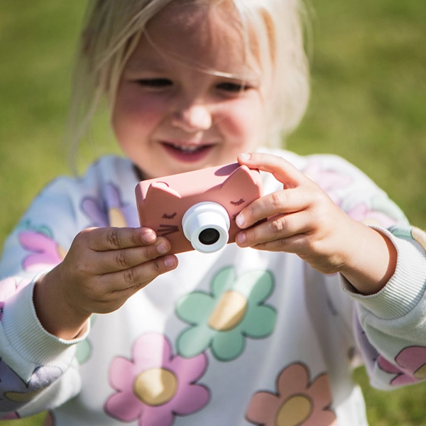 dziecko z aparatem fotograficznym