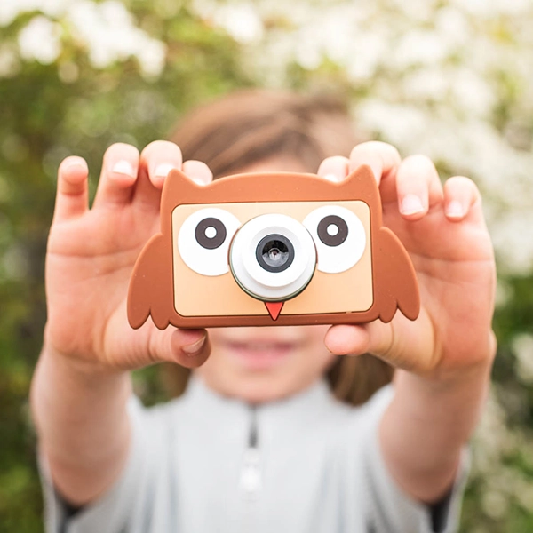 dziecko z aparatem fotograficznym
