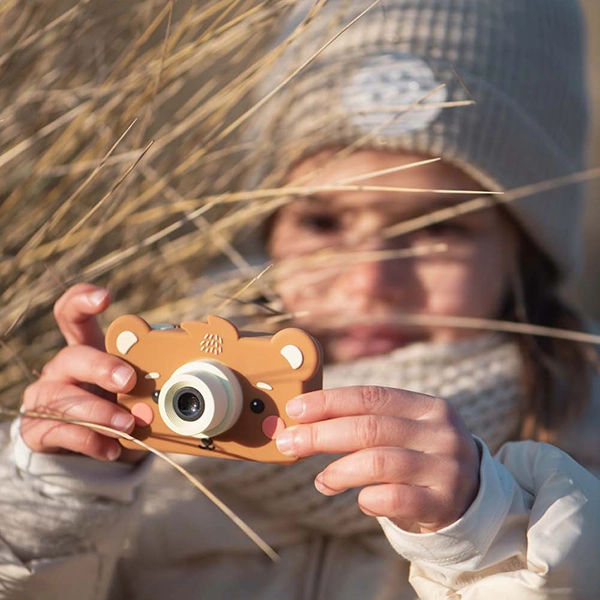 dziecko z aparatem fotograficznym