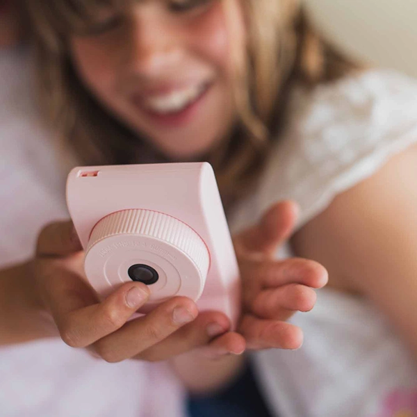 dziecko z aparatem fotograficznym