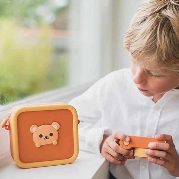 dziecko z aparatem fotograficznym