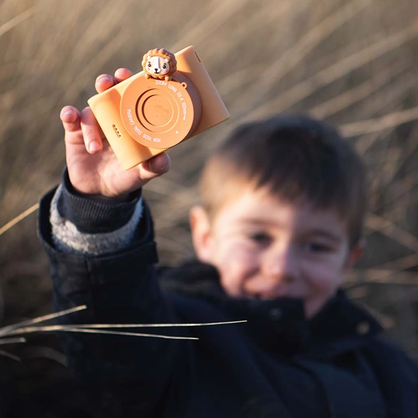 dziecko z aparatem fotograficznym