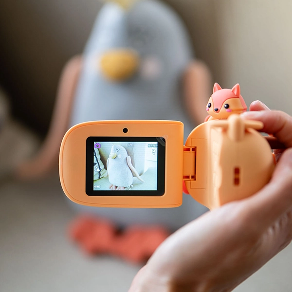 dziecko trzyma kamerę