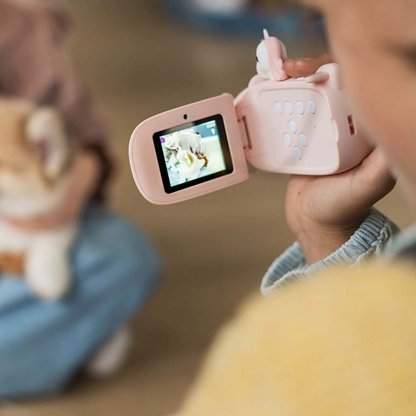 dziecko trzyma kamerę