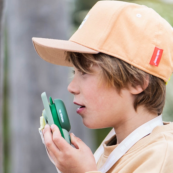 dziecko mówi do krótkofalówki