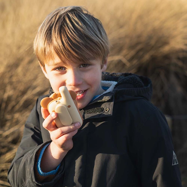 dziecko mówi do krótkofalówki