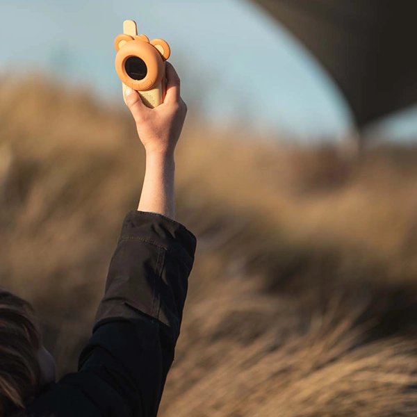 dziecko trzyma krótkofalówkę