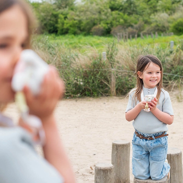 dziewczynka mówi do krótkofalówki