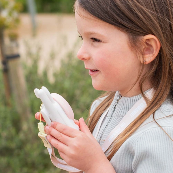 dziecko mówi do krótkofalówki