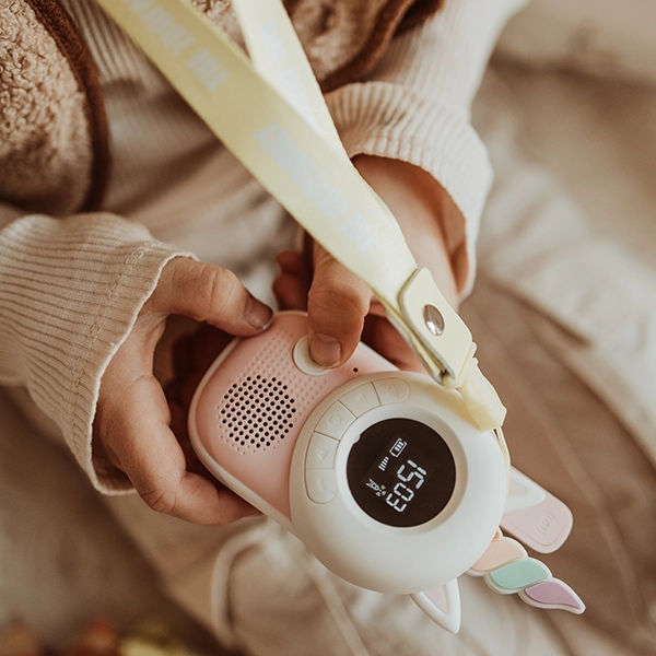 dziecko trzyma krótkofalówkę